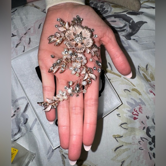 Cubic Zirconia crystal hair clip. - Picture 1 of 4